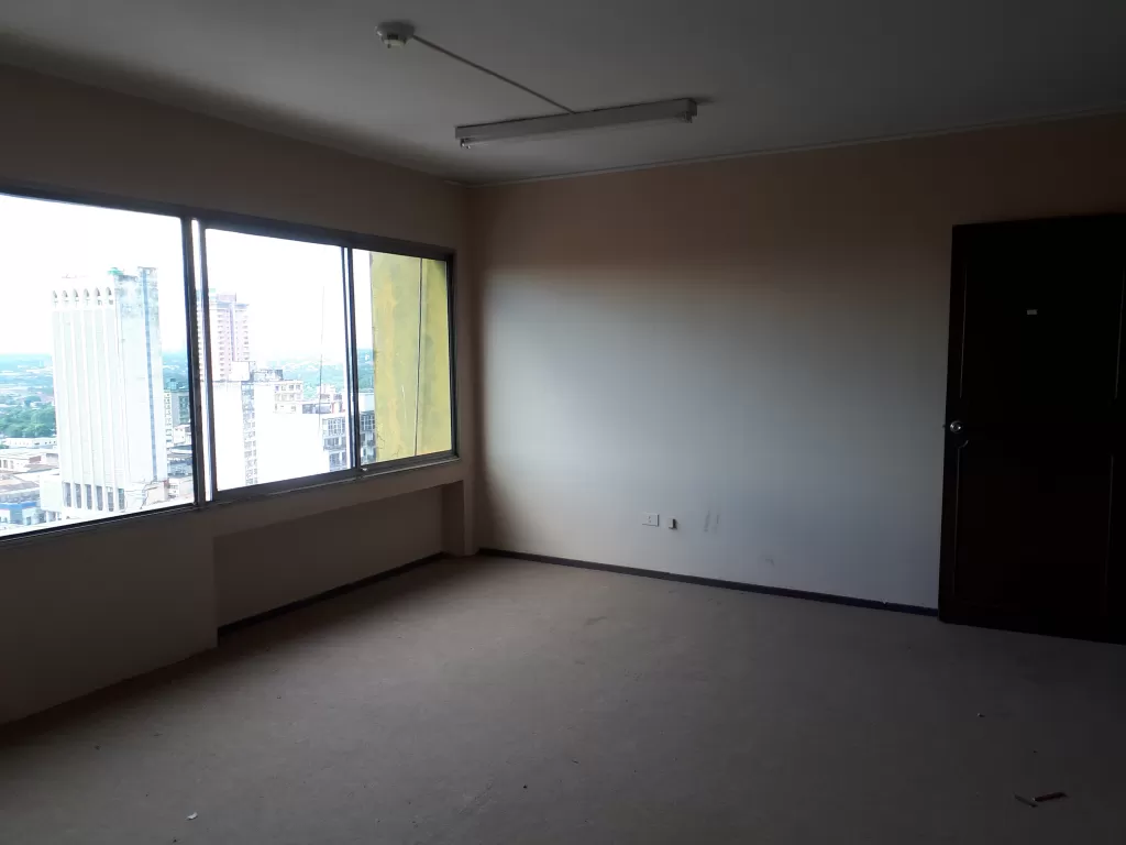 ALQUILO EXCELENTES OFICINAS CENTRICAS CON VISTA A LA BAHIA CCOCHERAS — foto 3