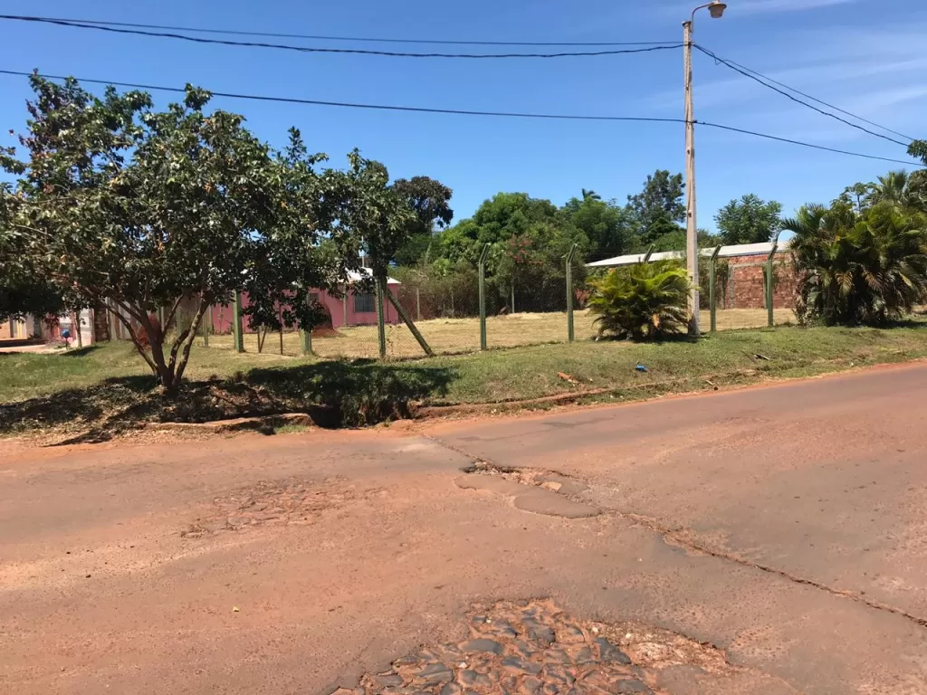 Vendo Hermosa EN ESQUINA Hernandarias 24x30 Titulado impuestos al dia — foto 2