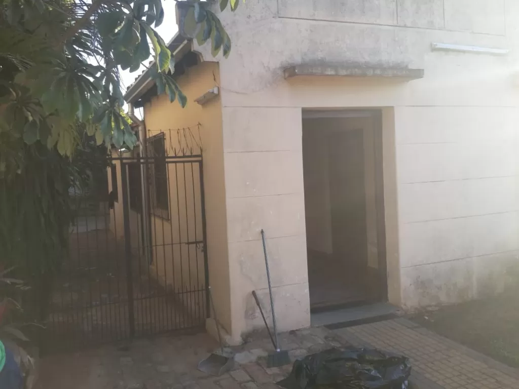 Oferto Casa - Barrio Residencial - Única dueña - Asunción — foto 2