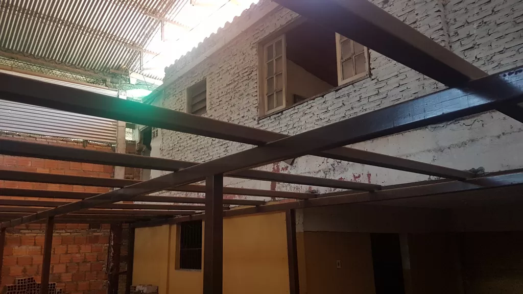 VENDO CASA CON DEPOSITO SOBRE JUAN ALCORTA CASI POZO FAVORITO — foto 3