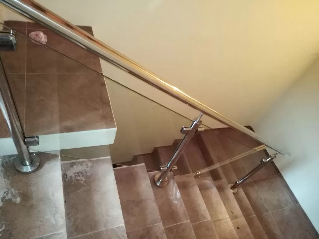 Colocación de pasamanos en blindex escalera — foto 2