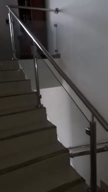 Colocación de pasamanos en blindex escalera — foto 3