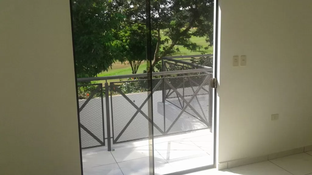 DUPLEX- SOBRE LA CALLE AMERICA, PEGADO AL RAKIURA- NEGOCIABLE, SE ESCUCHAN OFERTAS — foto 3