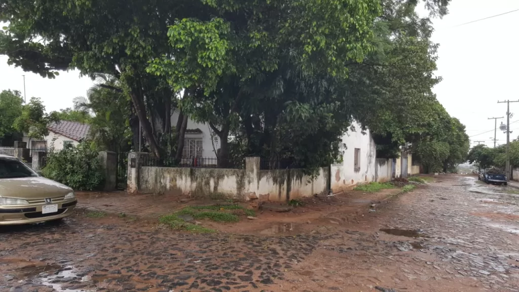VENDO AMPLIA CASA A REFACCIONAR!!! — foto 2