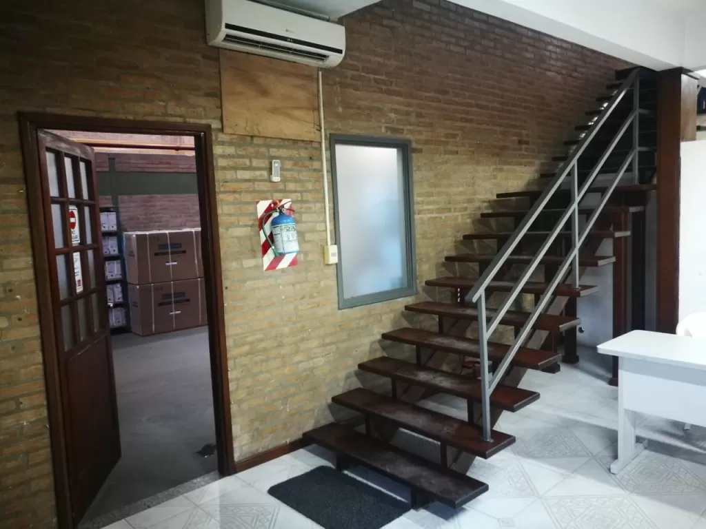 DEPOSITO DE 1ER NIVEL EN ASUNCION - CON OFICINAS — foto 2