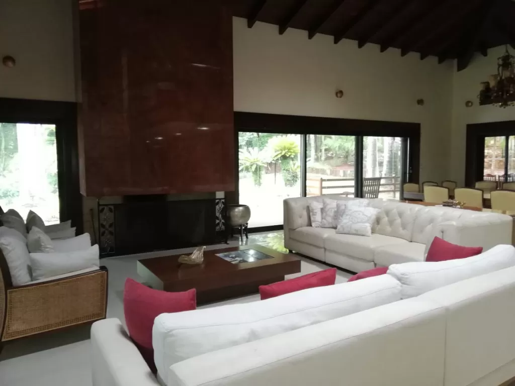 VENDO IMPONENTE RESIDENCIA EN EL PARANA COUNTRY CLUB.- — foto 2