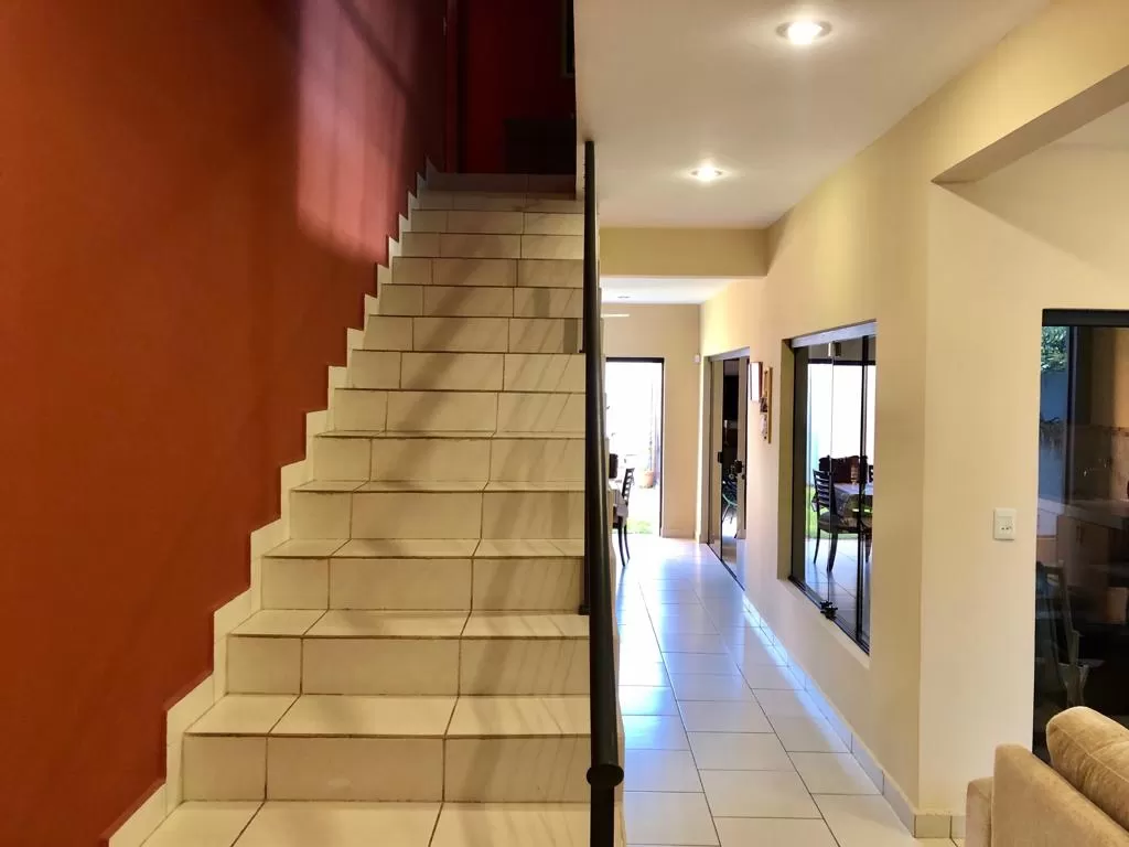 HERMOSA CASA EN LAMBARÉ - ZONA RESIDENCIAL - 3 DORMITORIOS EN SUITE — foto 3