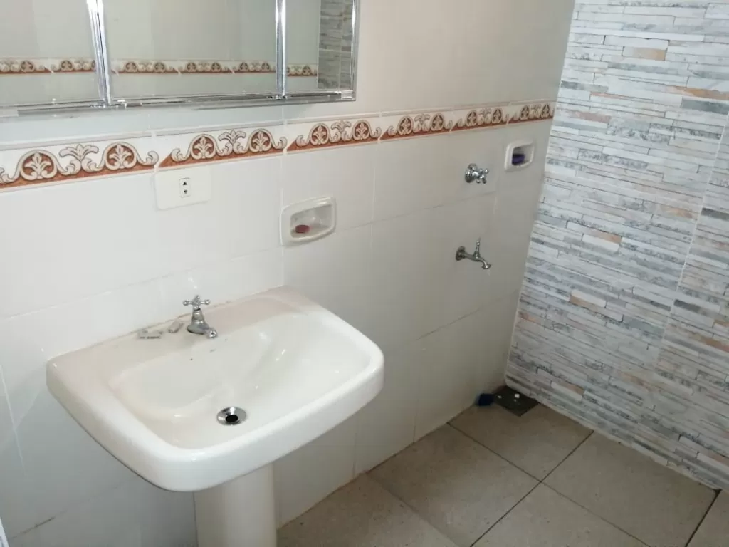 REMATO CASA A UNA CUADRA DE LA RUTA 2 Y DEL SHOPING SAN LORENZO - NEGOCIABLE — foto 3