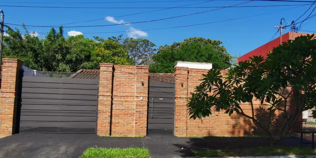 ¡IMPERDIBLE OFERTA! Venta de Hermosa Casa Zona Avda. Perón — foto 2