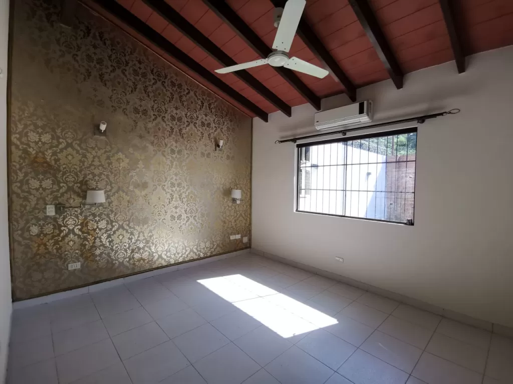 ¡IMPERDIBLE OFERTA! Venta de Hermosa Casa Zona Avda. Perón — foto 3