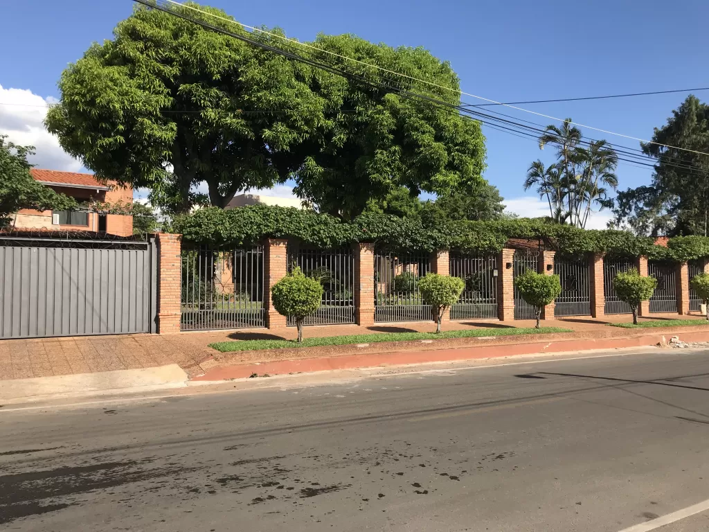 Vendo Residencia de 1.145m2 de terreno y 450m2 construidos. 4to Barrio Villa Adela Luque — foto 2