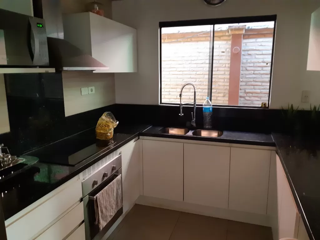 VENDO CASA AMOBLADA EN ZONA RESIDENCIAL LUQUE 4TO BARRIO — foto 3