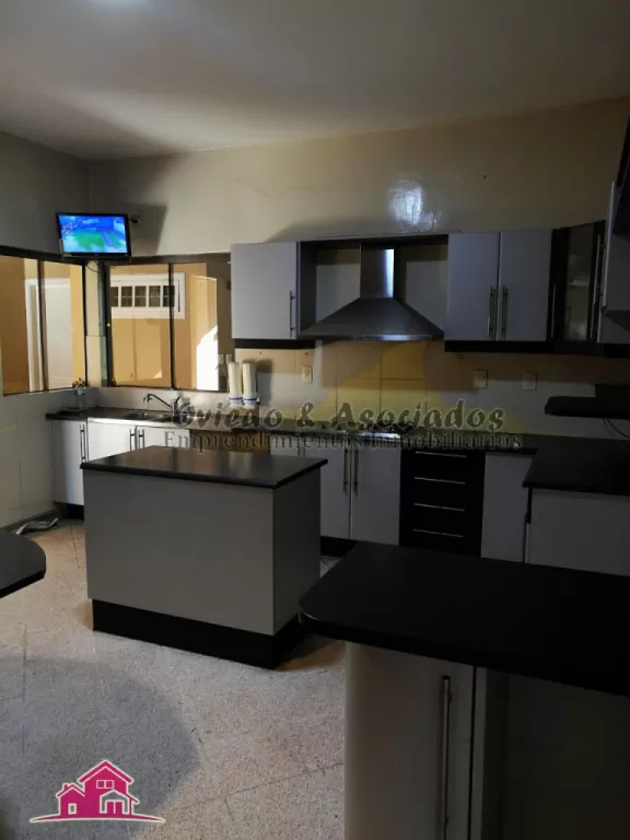 HERMOSA RESIDENCIA DE 4 HABITACIONES!! A 30 metros de Mcal. López — foto 3