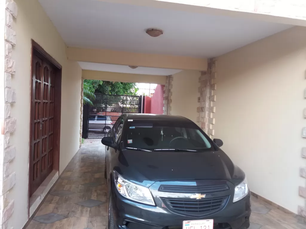 HERMOSA RESIDENCIA EN LAMBARÉ a una cuadrad de la Avda. 1º de marzo — foto 2