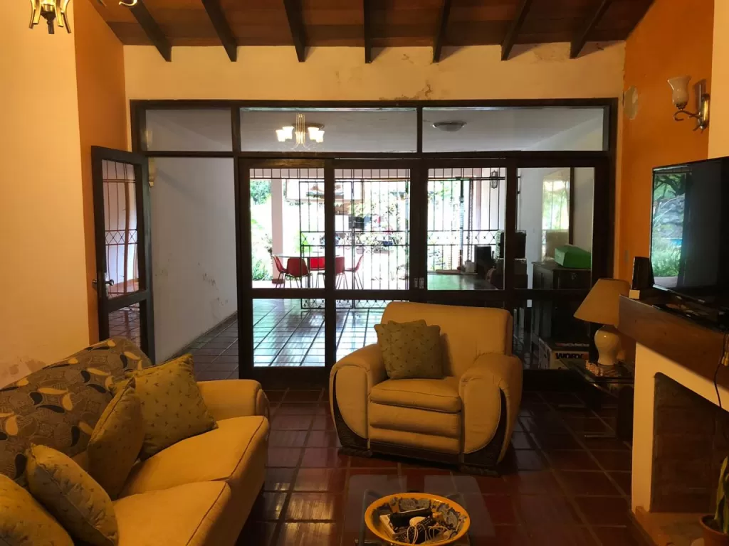 VENDO CASA EN YKUA SATI - ZONA GOETHE — foto 3