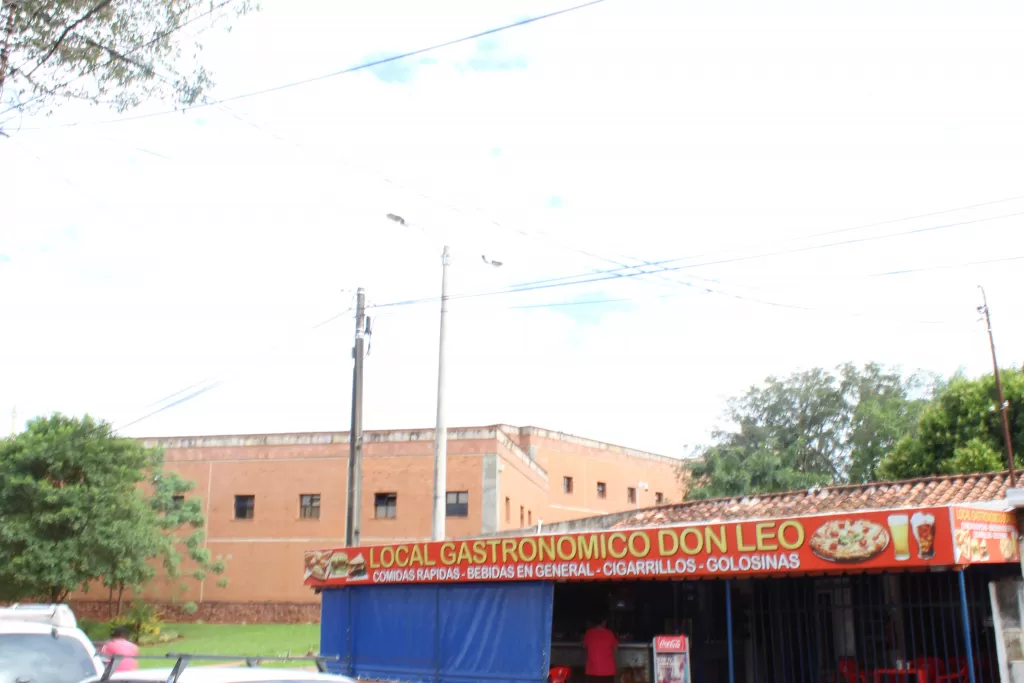 SOLO PARA INVERSIONISTA Y VISIONARIOS, VENDO CASA EN PUNTO ESTRATEGICO EN LUQUE. — foto 3