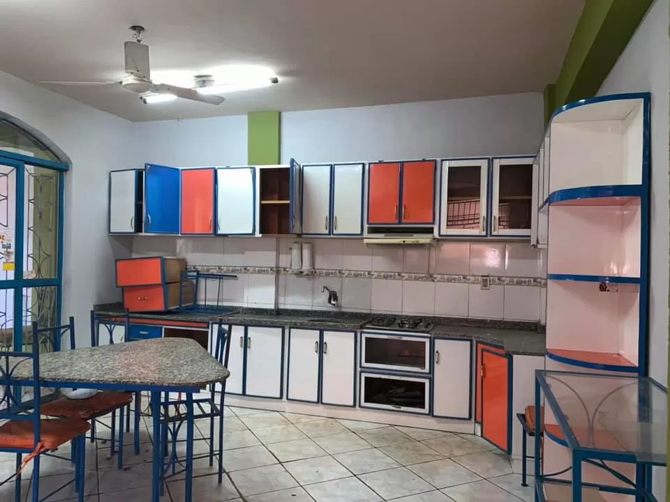 VENDO HERMOSA CASA DE 09 HABITACIONES EN PLENO CENTRO DE PDTE FRANCO — foto 3