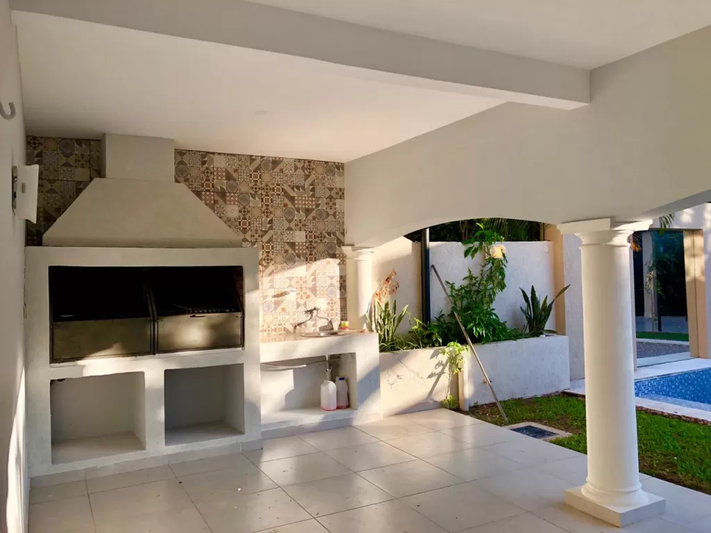 Residencia con dormitorios en suite, piscina y departamento — foto 3