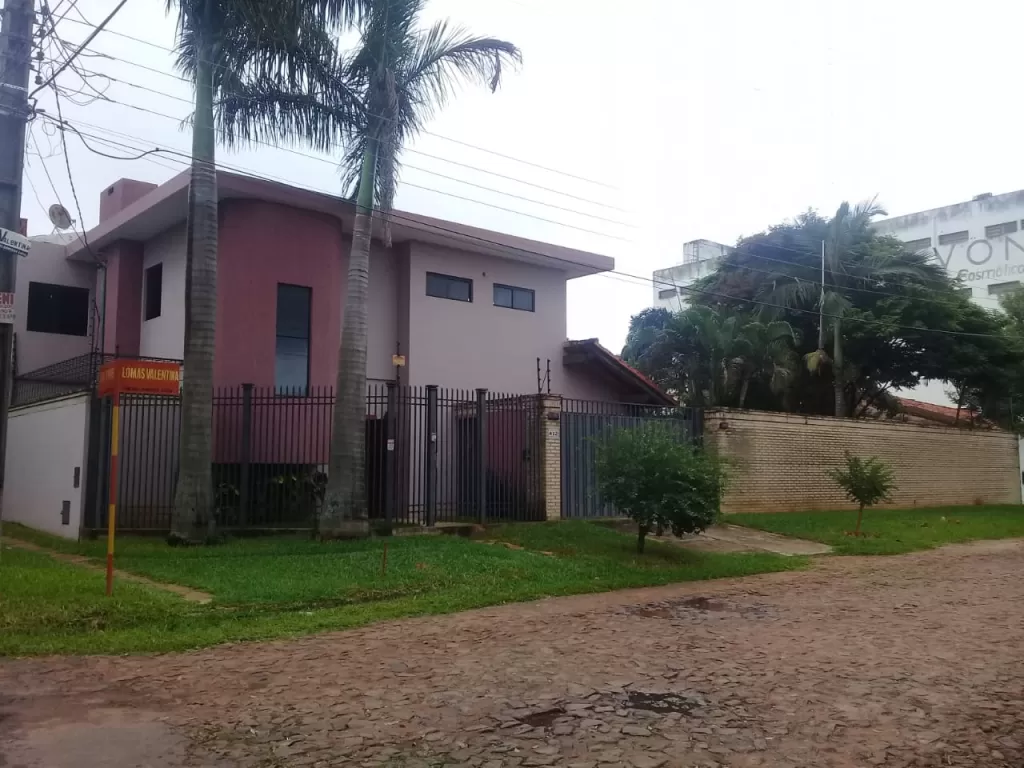 HERMOSA RESIDENCIA EN BARRIO DOMINGO SABIO — foto 2