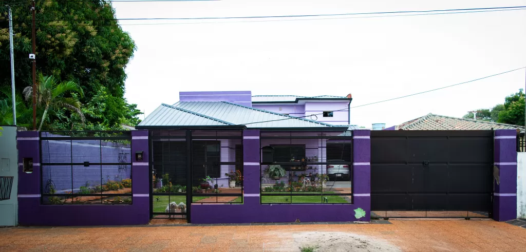 Casa 2 Plantas en centro de Caaguazú 514m2 5 Hab. 4 Bañ. Garage, Quincho y Jardin — foto 2