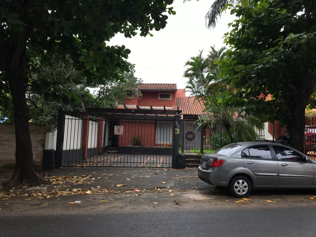 VENDO AMPLIA RESIDENCIA en zona Villa Morra! — foto 2