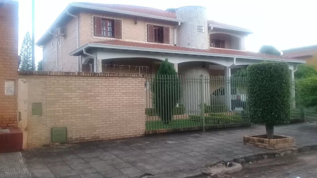 Vendo Residencia en Fernando de la Mora Zona Norte a una cuadra de la Avda Mcal. López. — foto 3