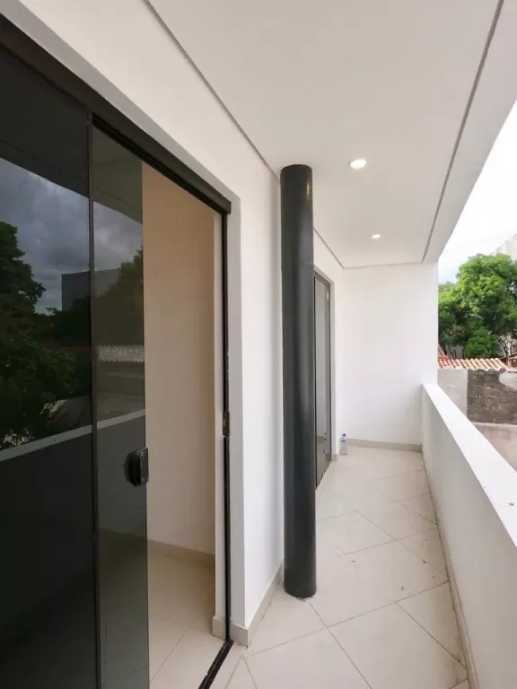 EN VENTA! AMPLIO DUPLEX EN LAMBARE, ZONA CANAL 13, AVDA. BRUNO GUGGIARI — foto 2