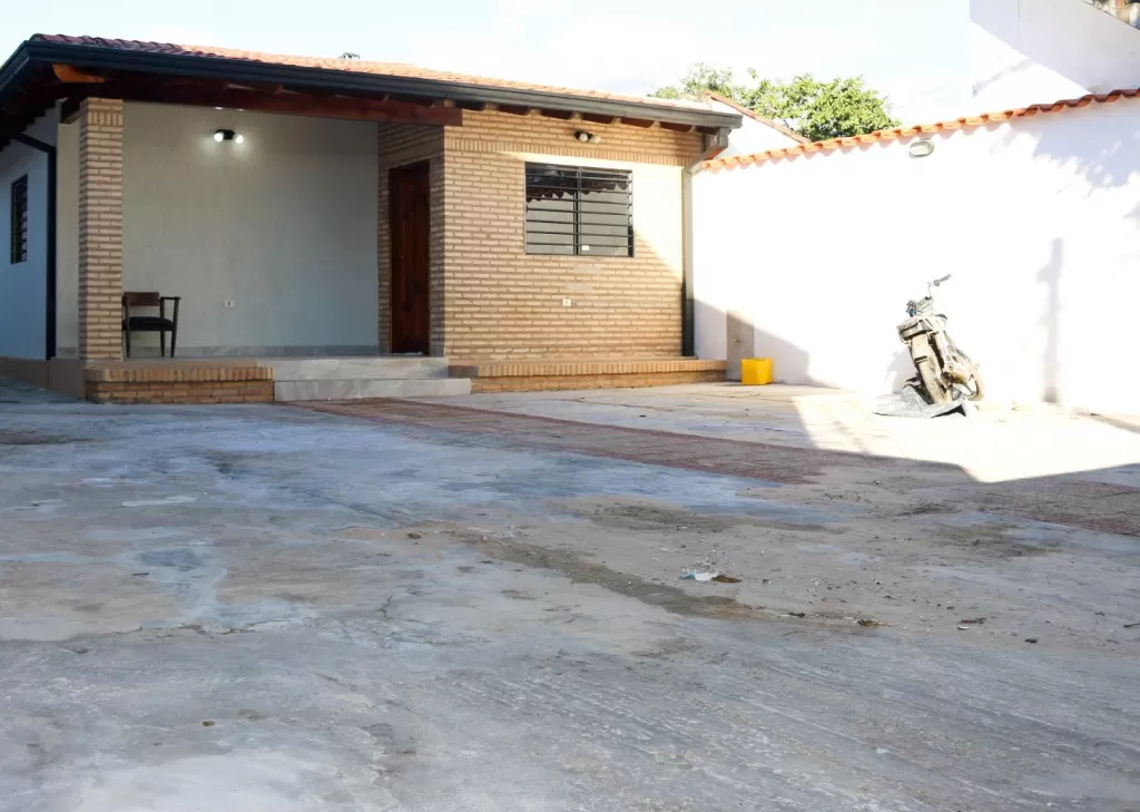 ALQUILO CASA A ESTRENAR EN BARRIO SAJONIA — foto 2