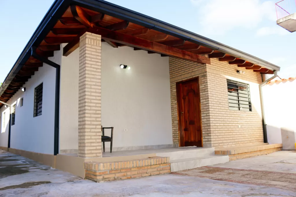 ALQUILO CASA A ESTRENAR EN BARRIO SAJONIA — foto 3