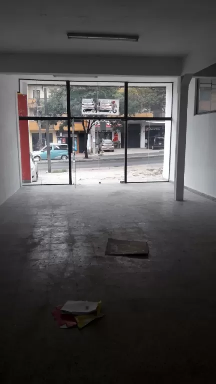 Alquilamos Salón sobre Rca. Argentina. — foto 3