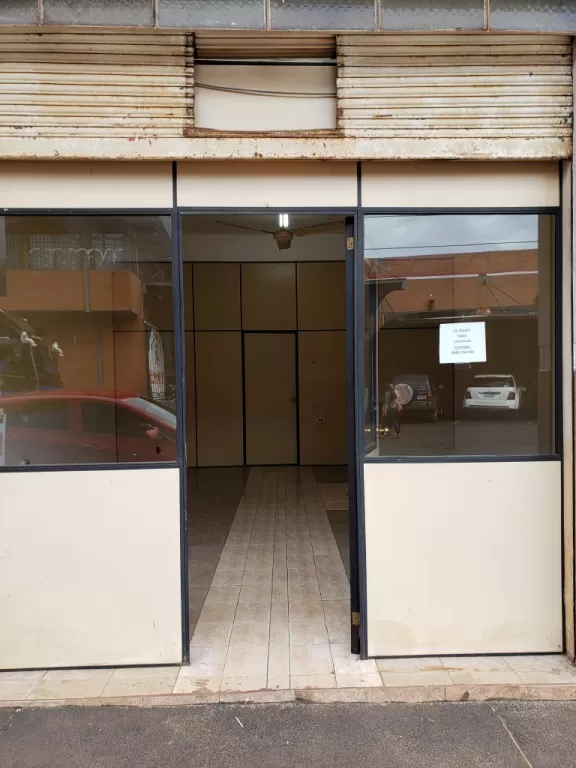 ALQUILO SALÓN COMERCIAL EN EL CENTRO DE ENCARNACIÓN! — foto 2