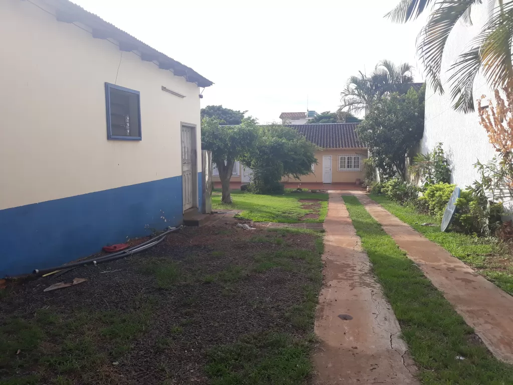 VENDO AMPLIO TERRENO CON CASA Y SALONES — foto 2