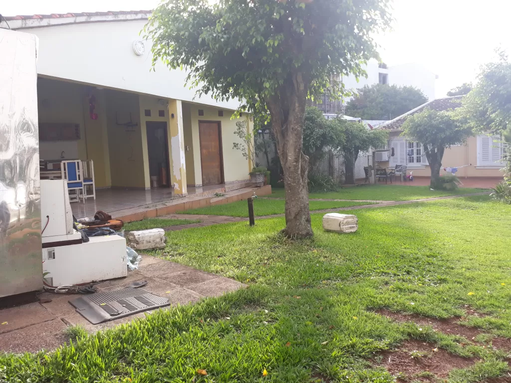 VENDO AMPLIO TERRENO CON CASA Y SALONES — foto 3