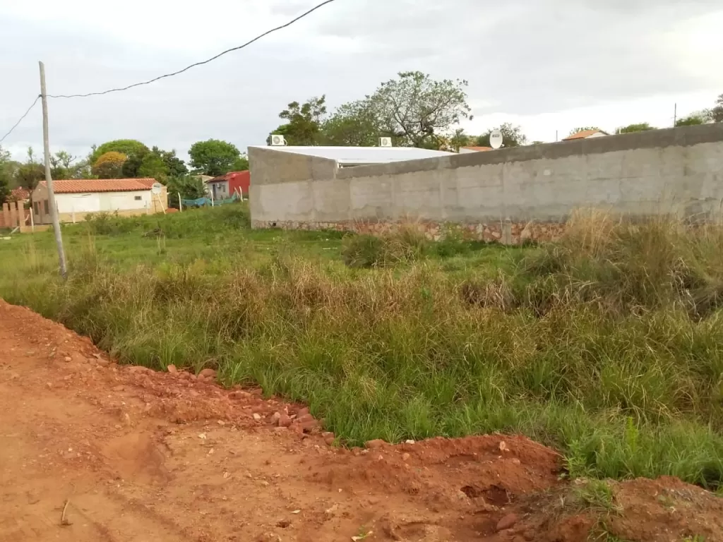 Terreno 12x32 sobre asfalto — foto 2