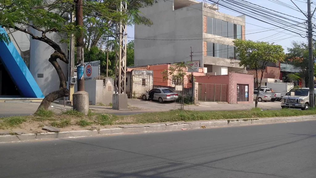 VENDO CASA SOBRE AVDA ARTIGAS- ASUNCION — foto 3