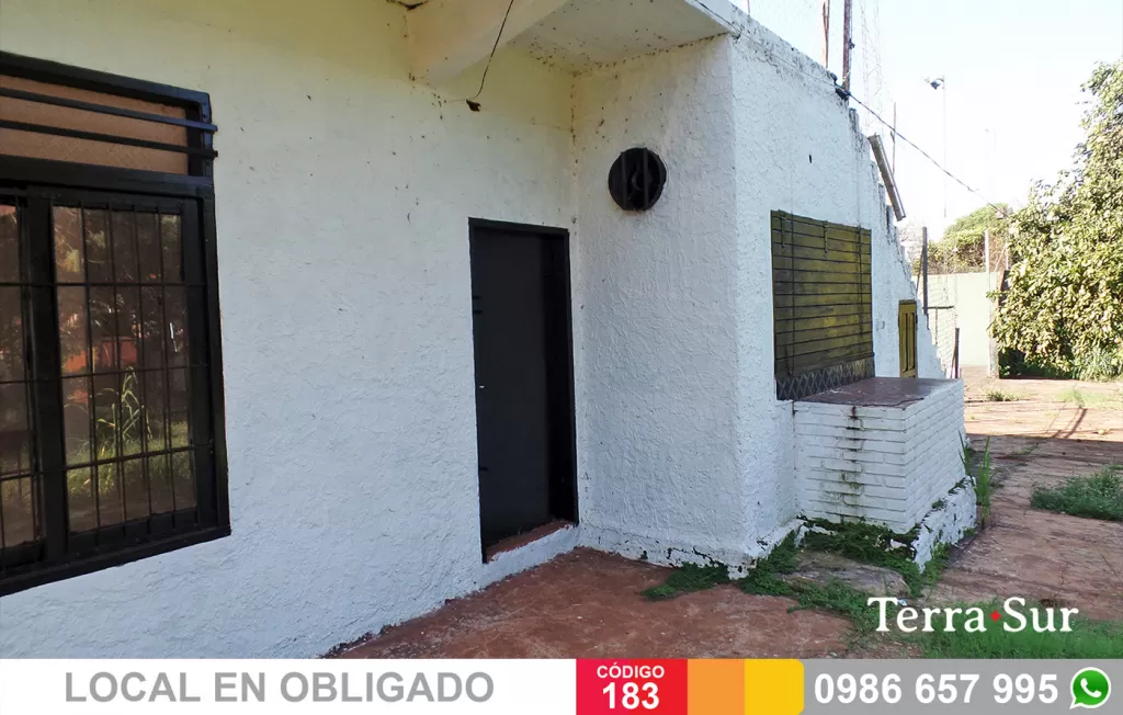 LOCAL CENTRICO SOBRE AMPLIO TERRENO EN OBLIGADO — foto 2
