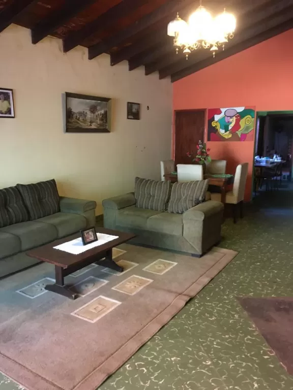 VENDO CÓMODA CASA EN SAN LORENZO ZONA COMERCIAL!! — foto 2