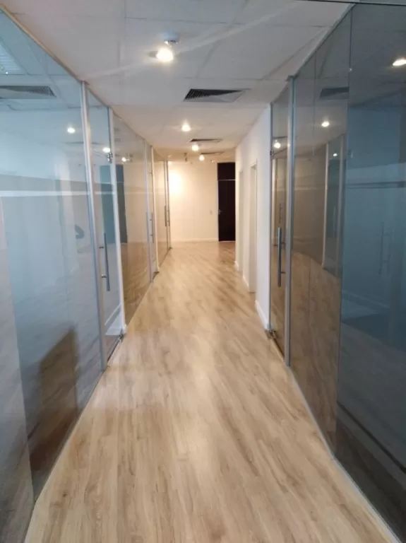 OFICINAS CORPORATIVAS TOTALMENTE AMOBLADAS FRENTE AL PASEO LA GALERIA — foto 2