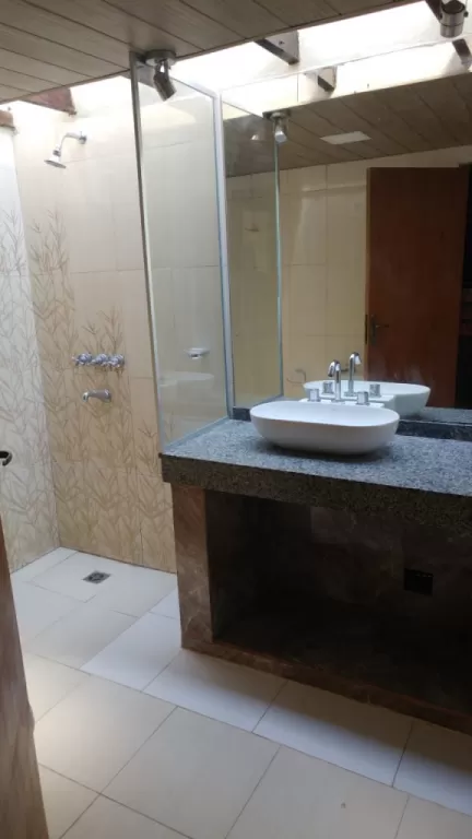 Hermosa Casa a una cdra. de la Avda. Peron. — foto 3