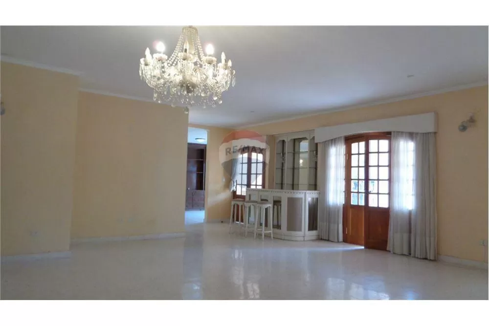 ESTRATEGICA RESIDENCIA EN ESQUINA EN CARMELITAS — foto 2