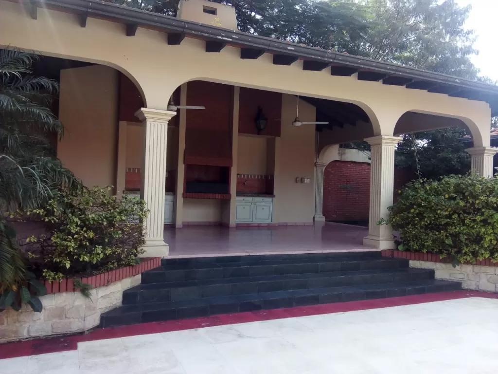 VENDO EXCLUSIVA RESIDENCIA EN EL BARRIO MCAL ESTIGARRIBIA — foto 3