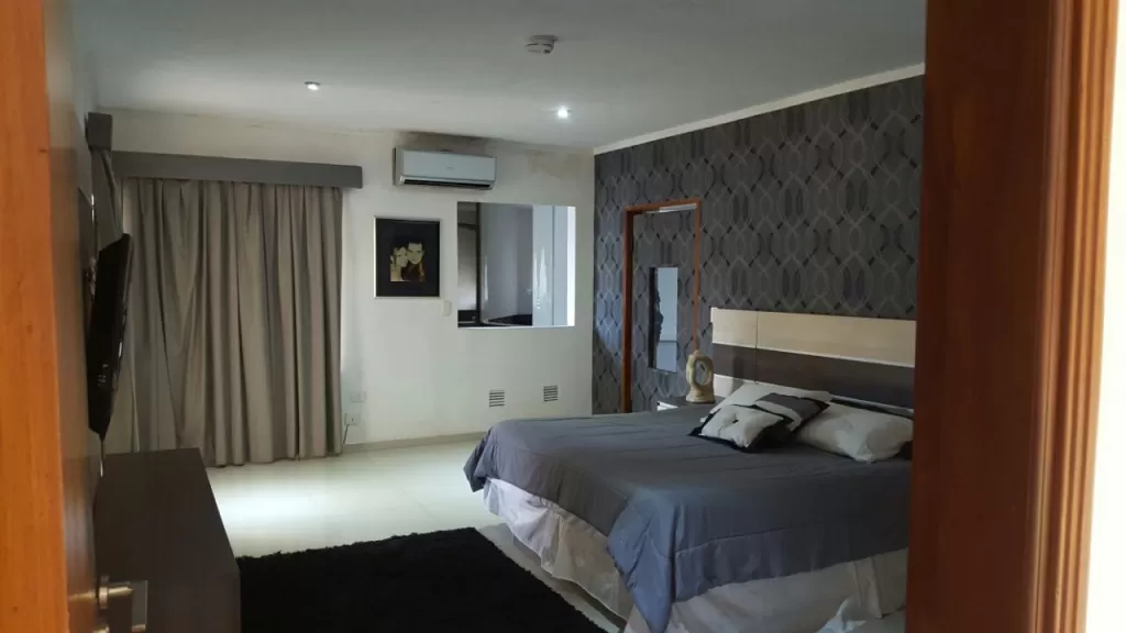 CASA DE ALTO NIVEL SOBRE AVDA PERON — foto 3
