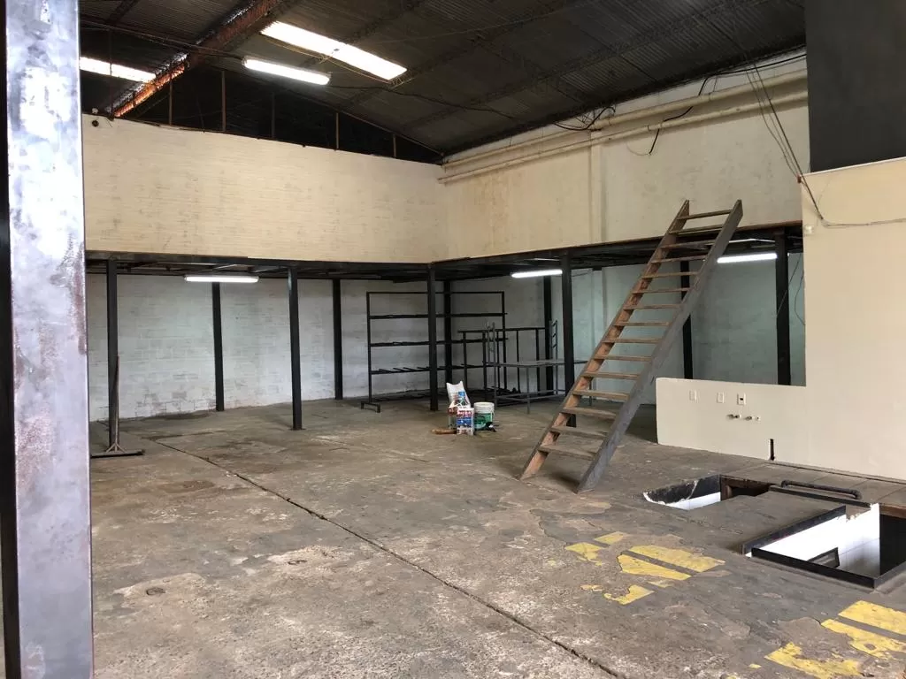 AMPLIO DEPÓSITO EN ESQUINA DETRÁS DEL SHOPPING MULTIPLAZA — foto 2