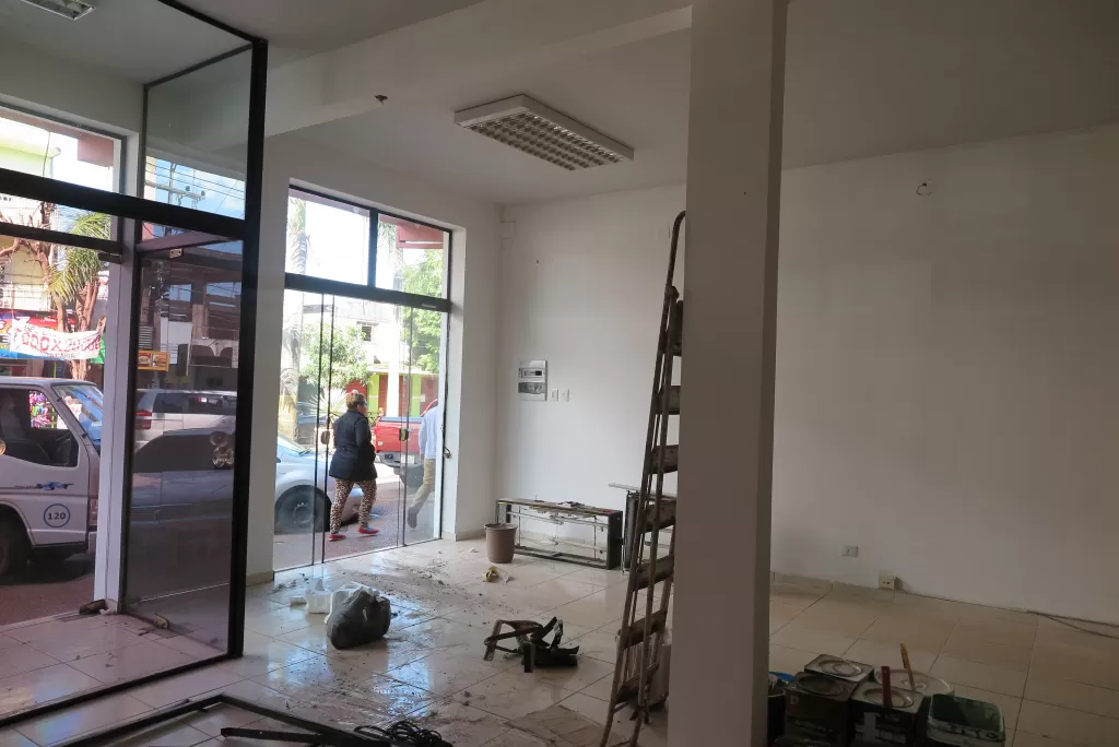ALQUILO SALÓN COMERCIAL CON SHOOW ROOM ZONA CENTRO DE FRANCO — foto 2