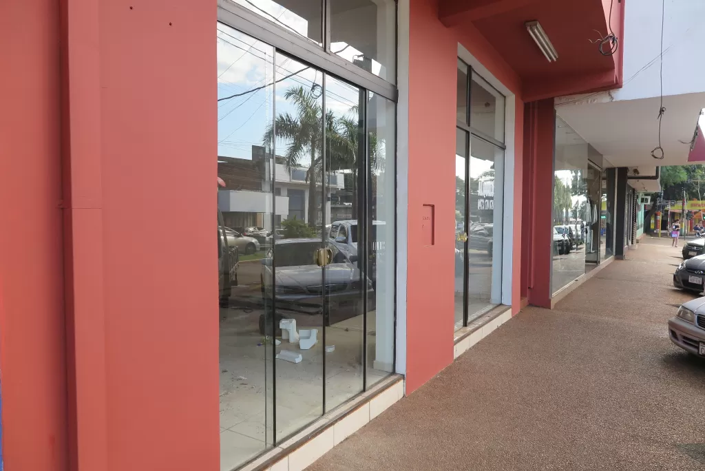 ALQUILO SALÓN COMERCIAL CON SHOOW ROOM ZONA CENTRO DE FRANCO — foto 3
