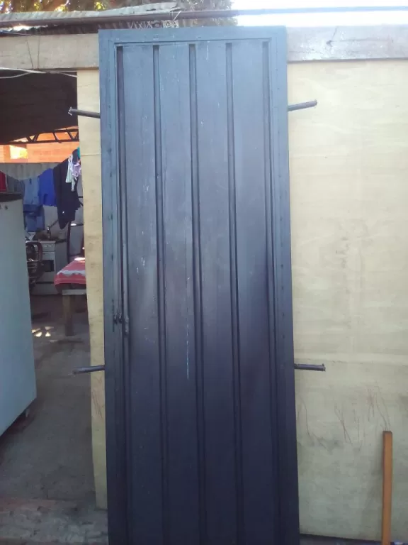 vendo una puerta de metal 2.10x0.70 — foto 2
