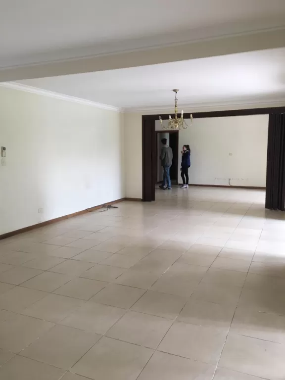 Se alquila amplia casa en barrio Mcal Estigarribia — foto 2