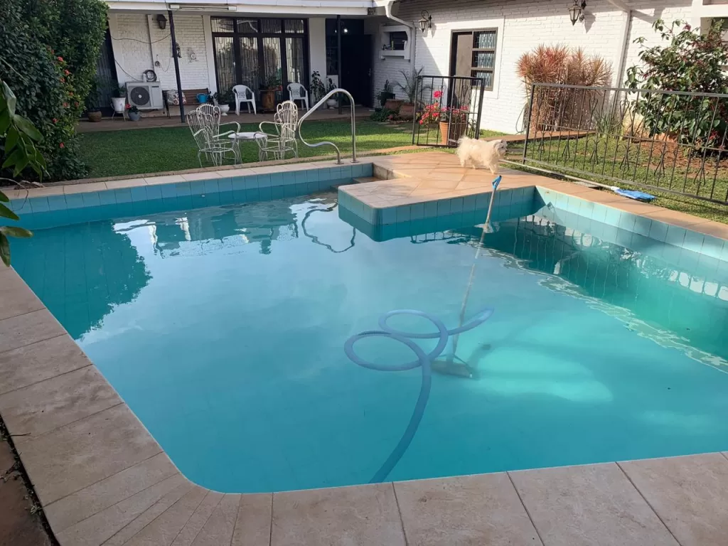 VENDO AMPLIA CASA CON PISCINA EN BARRIO JARA — foto 3