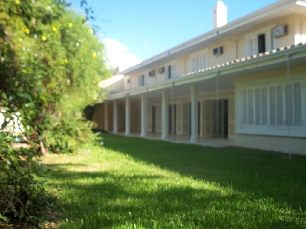 MANSIÓN EN OFERTA Bº MIRAFLORES DE 5 DORMITORIOS, TERRENO DE 1300 M2 ZONA CENTRO PARAGUAYO — foto 2