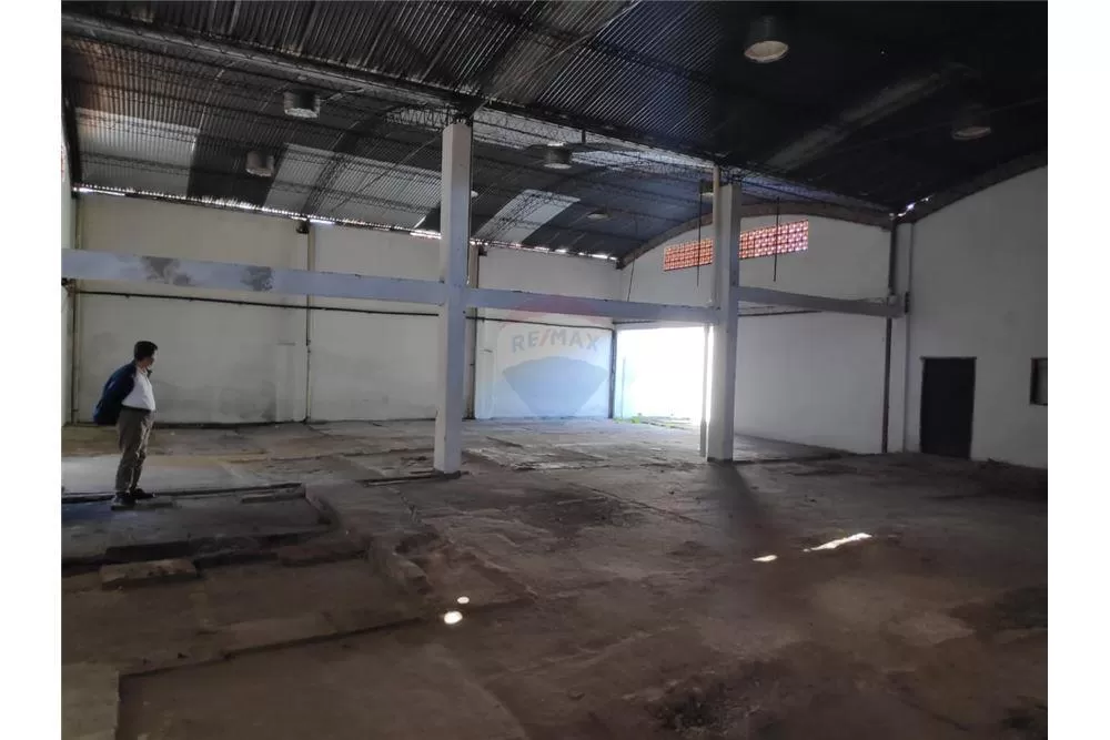 Amplio TINGLADO sobre asfalto — foto 3